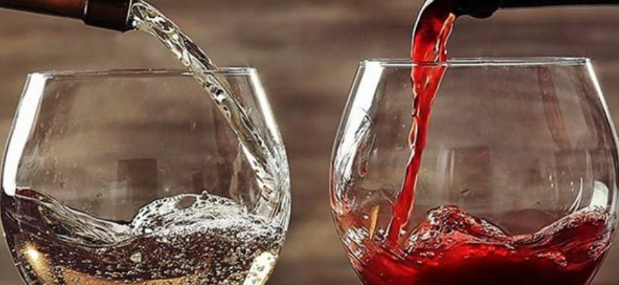 Вино наливается в бокалы