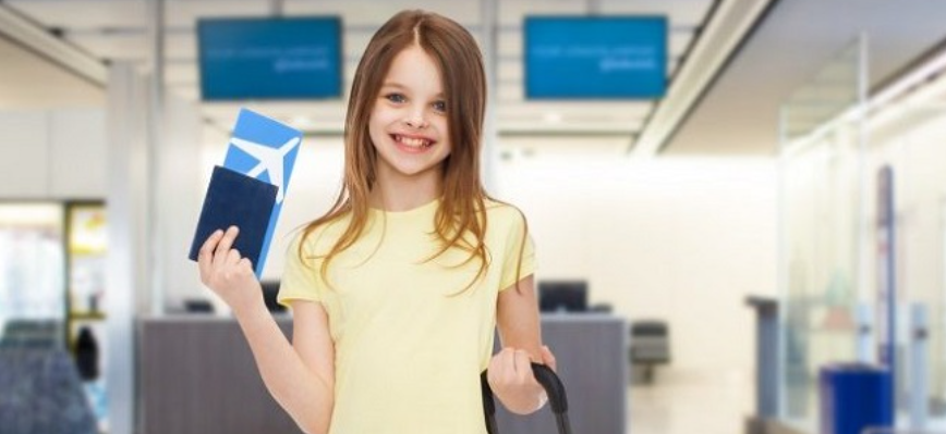 Девочка держит разрешение на выезд заграницу
