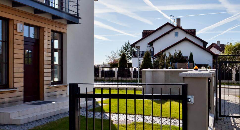 Забор, Коттедж М