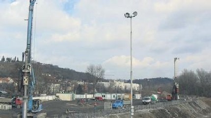 На стройке у Тройского замка работали и в субботу во второй половине дня, когда работники осуществляли бурение