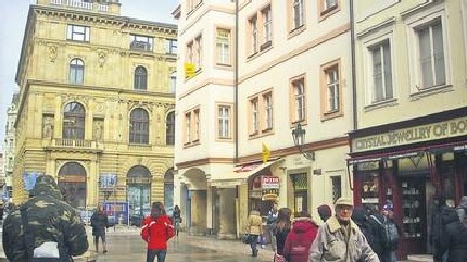 Второй этаж дома на углу улиц Рытыржска и На Мустку служит оказанию услуг, не связанных с проживанием