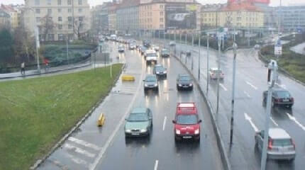 Колонны автомашин на улице 5 мая являются ночным кошмаром жителей прилегающих в ней домов