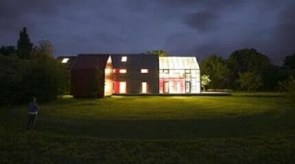 Деревянное покрытие, собственно, закрывает собой лишь часть застекленной поверхности дома