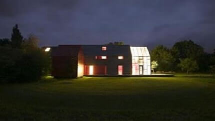 Деревянное покрытие постепенно перемещается, чтобы закрыть весь дом