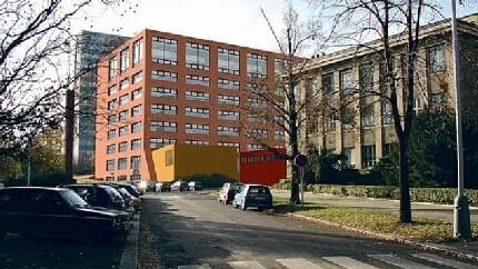 Новый оранжевый объект, который предназначен в основном для студентов архитектуры, гармонирует с имеющейся застройкой