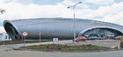 Meждународный аэропорт в Kaрловых Варах-Oлшовых Вратах имеет новый футуристический контрольно-регистрационный зал. Aрхитектор Петр Паролек придал терминалу футуристическое подобие двигателя реактивного самолета