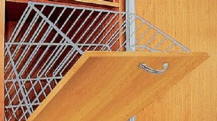 Грязное белье можно положить в удобную емкость из проволоки. Если семья большая, то эта емкость должна быть соразмерной. Такой же ящик нужен для носков. Все легко найдется, так как в шкафу все можно увидеть