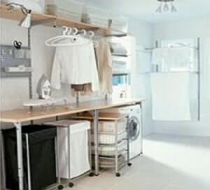 Для гардероба можно выделить и небольшой угол, если продуманно его оборудовать, то он будет столь же практичен, как классический гардеробный шкаф. Простая деревянная плита будет вполне достаточна в качестве поверхности для глажки (если использовать еще и устройство для глажки руковов, то, считайте, удалось достичь почти совершенства)