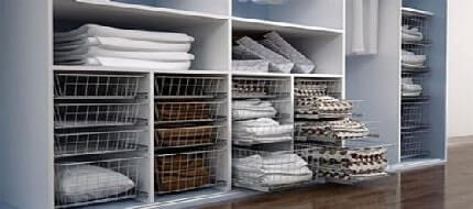 Системы выдвижных проволочных ящиков облегчают шкаф и, более того, весьма практичны. Они идеально подходят для укладки ручных и банных полотенец, которых много в семьях с детьми. Полотенца в проволочном ящике отлично проветриваются и хорошо видны