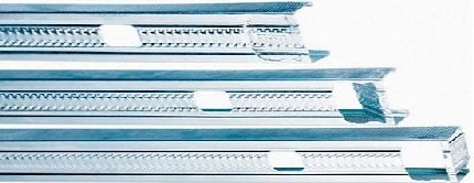 Профили имеют телескопическую конструкцию, поэтому вы ничего не должны мерить и резать. Достаточно установить высоту профиля и клапаном закрепить его (Lindab)