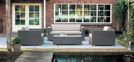 И плетеная мебель движется к современным формам. Комплект Sorrento из искуственного материала Wicker – в нем чувствуется снобизм классического дизайна истинного ратана и преимущество искуственного материала