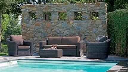 Выгодой плетеной мебели является и более низкий вес по сравнению с мебелью из природных материалов