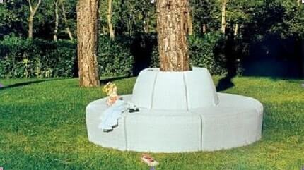 Больше вариантов использования имеет и это белое кресло Cobra, которое можно поставить одно около другого, создав, тем самым, композицию для сидения вокруг ствола дерева