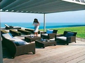 Искуственное волокно снискало популярность тем, что подтвердило свои достоинства в приморских областях. Но не только там можно встретить разные виды плетеной мебели