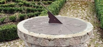 Горизонтальные часы на столбике в Качине