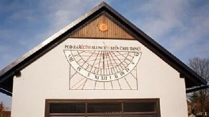 Любительски изготовленные солнечные часы на пасеке