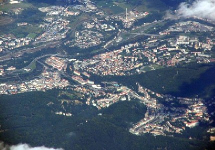 Карловы Вары, Чехия Вид Карловых Вар с высоты самолета
