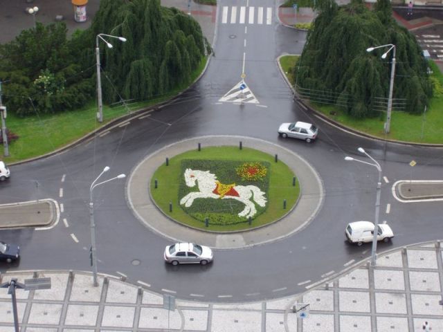 Вид на герб города, высаженный перед Новой ратушой