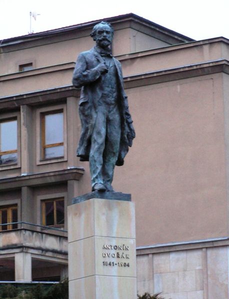 Памятник Антонину Дворжаку у Пршибрамского Дома культуры